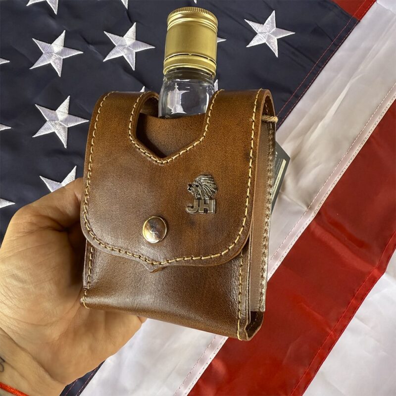 Porta Cachaça JH em Couro S1